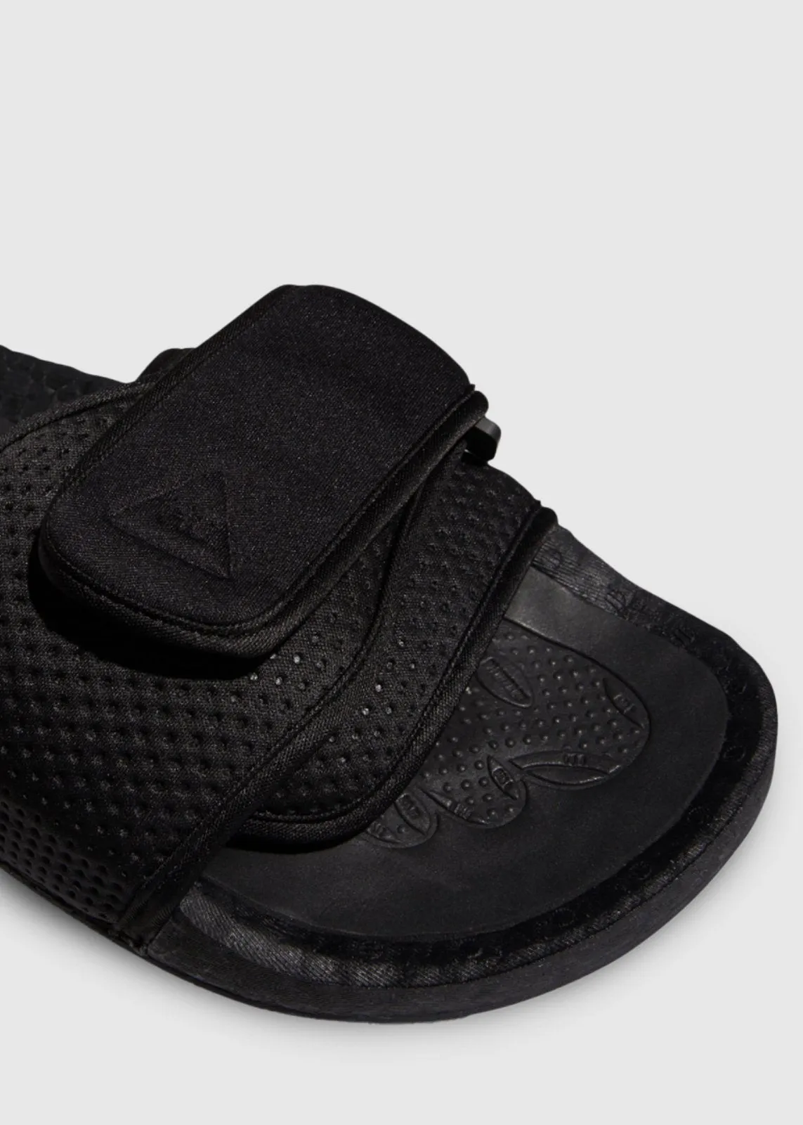 ADIDAS X PHARRELL WILLIAMS: BOOST SLIDE [BLACK]